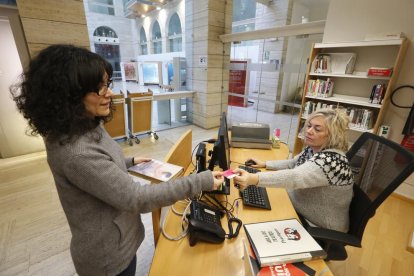 Una usuaria ayer utilizando el servicio de préstamo de libros en la Biblioteca Pública de Lleida.