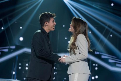 Alfred y Amaia, concursantes de ‘Operación Triunfo’ de La 1, interpretan la canción ganadora.