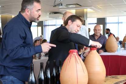 El sommelier Joan Lluís Gómez obre una àmfora lacrada per degustar el vi envellit sota l’aigua.