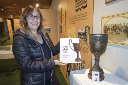 La directora del Museu, Carme Bergés, amb l’àlbum de cromos.