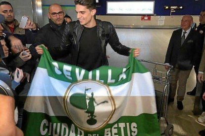 Marc Bartra, a su llegada ayer al aeropuerto sevillano.