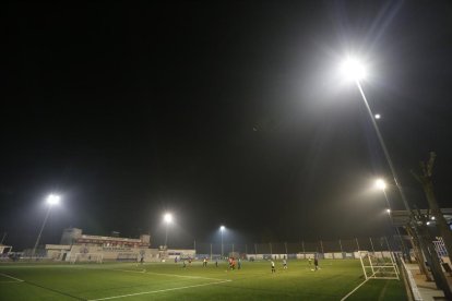 El campo del AEM, ayer con los focos provisionales completando la iluminación.