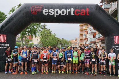 Els atletes es disposen a prendre la sortida de la quarta edició del Duatló de Lleida.