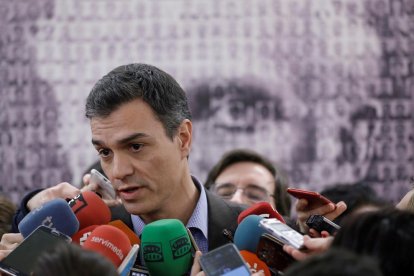 El líder del PSOE, Pedro Sánchez, en declaraciones ante los medios.