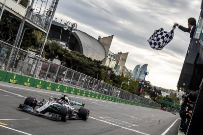 Lewis Hamilton, ahir en el moment en què creuava la meta com a vencedor del Gran Premi de l’Azerbaidjan.