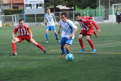 Un jugador del Mollerussa porta la pilota, ahir durant el partit davant de l’Organyà.