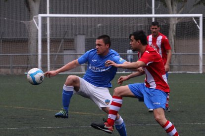 Mario Peco trata de controlar un balón ante la presión de un rival, ayer durante el partido.