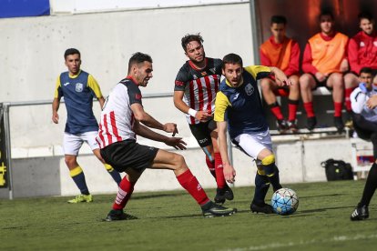 Un jugador del Borges intenta anar-se’n de dos rivals en una de les jugades del partit d’ahir.