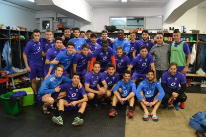 La plantilla del Lleida Esportiu es va fer una foto al vestidor amb el representant de l’AFE.