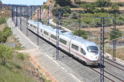 Un tren d’alta velocitat al tram entre Vinaixa i Vimbodí.