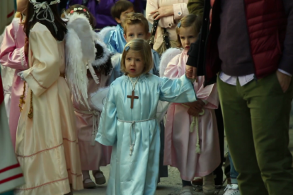 Un grup de nens assisteix a un ofici religiós a Bossòst.