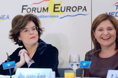 La presidenta del Partit Popular de la Comunitat Valenciana, Isabel Bonig (dreta), al costat de la vicepresidenta del Govern, Soraya Saénz de Santamaría, durant la seva intervenció en el Fòrum Europa Tribuna Mediterrània