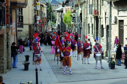 Imagen de archivo de una procesión de los Armats celebrada en Esterri d’Àneu.