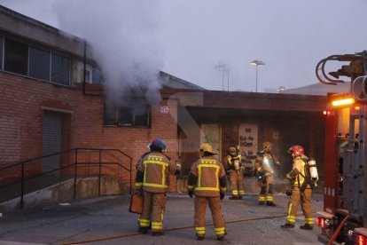 Quatre dotacions dels Bombers han treballat en l'incendi al mercat de Balàfia.