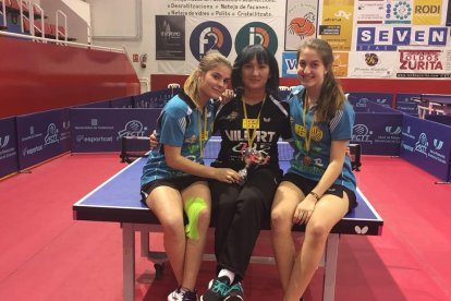 Les jugadores del CTT Balaguer, amb l’entrenadora.