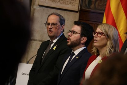 Escenes de la proclamació del Consell per la República, ahir a la Generalitat, on van assistir edils lleidatans (imatge a dalt a la dreta).