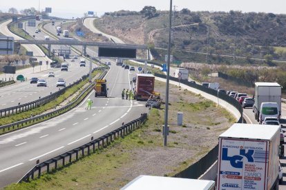 La pérdida de gasoil de un camión provocó ayer colas en la A-2. 