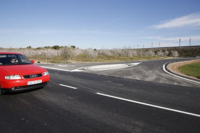 L’accés a la urbanització Bassatorre que discorre sota de les vies de l’AVE ja s’ha pavimentat.