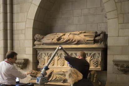 Tasca de digitalització als sepulcres d’Àlvar I i Cecília de Foix.