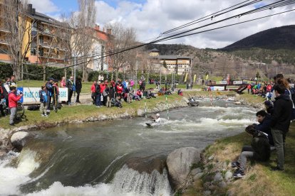 Els palistes van haver de fer front a les baixes temperatures de l’aigua durant la participació a la primera jornada de la Segre Cup.