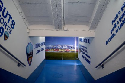 Imagen renovada del túnel de vestuarios  -  El Lleida Esportiu estrenará un renovado túnel de vestuarios en el partido de mañana ante el Formentera. El nuevo acceso al terreno de juego, con las paredes decoradas con lemas y escudos del club, se ...