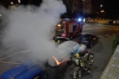 Bombers sufocant ahir un dels incendis al carrer Acadèmia.