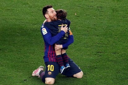 Messi, con uno de sus hijos, el pasado sábado celebrando el título de Liga en el césped del Camp Nou.