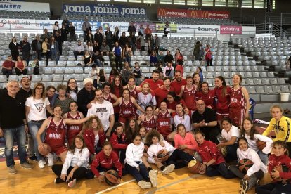 Jugadores, tècnics i directius del CB Lleida van celebrar la classificació diumenge passat al Barris Nord.