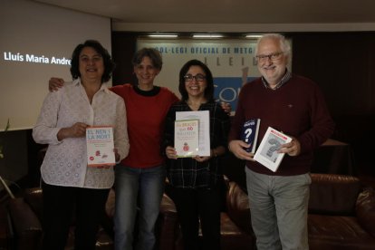 Los autores ayer en la presentación en el Col·legi de Metges. 