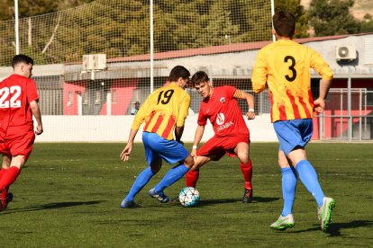 Estany condueix la pilota davant de la pressió del capità de l’Alpicat.