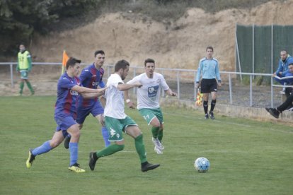 Els jugadors del Balàfia Badia i Baiget pugnen pel control de la pilota amb dos jugadors de l’Albi en una acció del partit.