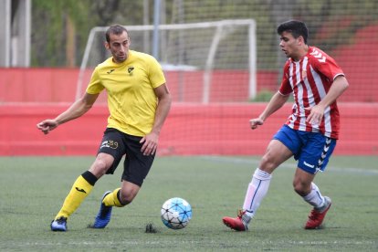 Un jugador del EFAC pugna con un adversario por el control de un balón dividido.