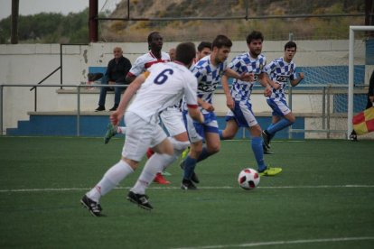 Un jugador del Tamarit condueix la pilota en una acció del partit.