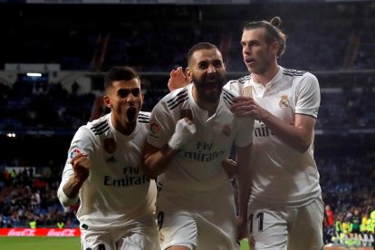 Benzema es felicitado por Ceballos y Bale después de salvar a su equipo de otro descalabro.