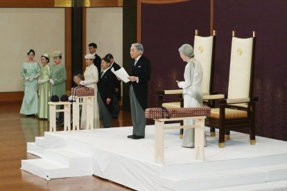 L’emperador Akihito, acompanyat de l’emperadriu Michico a la cerimònia d’abdicació.