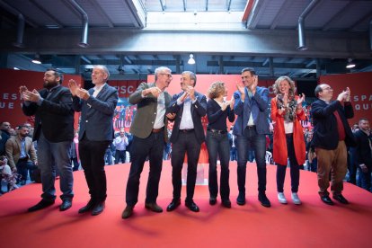 Pedro Sánchez, entre Meritxell Batet i la lleidatana Montse Mínguez, amb Iceta a la dreta de la imatge.