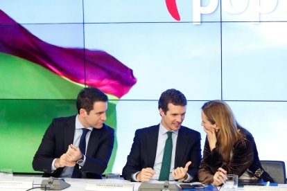 Casado conversa amb Teodoro García-Egea i Marta González al Comitè Executiu Nacional del PP.