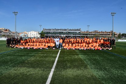 Las chicas que participaron en la Jornada de Futbol Femení de Torrefarrera posaron para una fotografía de grupo.