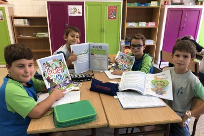 L'aprenentatge dels alumnes a l'aula s'estén a altres àmbits com la llar o l'esbarjo.