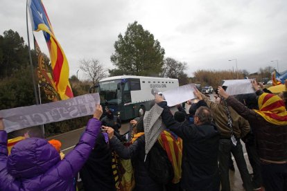 Manifestants mostren el seu suport als presos a la sortida de la presó de Brians.