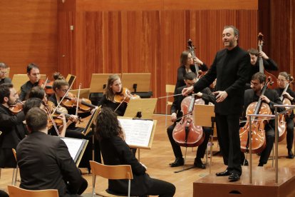 Pardo dirigiendo a la orquesta, el año pasado en el Auditori.