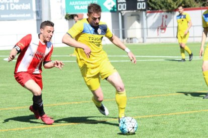 Una jugada del partit d’ahir entre el Tàrrega i el Viladecans.