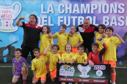 L’equip benjamí de la Floresta celebra la classificació per a la fase final.