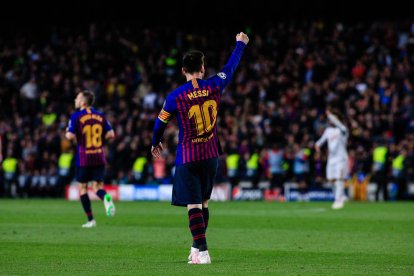 Messi es dirigeix a la grada després d’un dels seus gols celebrant el gran resultat.