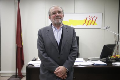 Ferran Bel, ahir a l’entrada de la seu del PDeCAT a Lleida (esquerra) i Joan Reñé després de la reunió en què va informar de la seua renúncia.