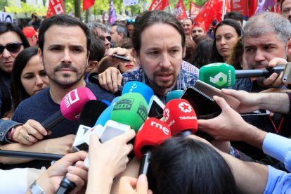 El secretari general de Podem, Pablo Iglesias, i el líder d’IU, Alberto Garzón.