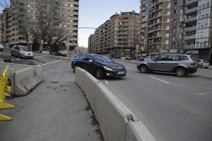 El mur que fa que els cotxes que vénen de Gardeny hagin d’envair el carril contrari.