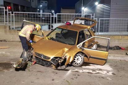 Els Bombers van haver de rescatar el conductor, que es va quedar atrapat - L’accident va mobilitzar dos dotacions dels Bombers de la Generalitat per excarcerar el conductor del turisme, que es va quedar atrapat després de l’impacte. Després d ...