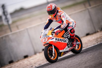 A la foto, el pilot, amb la moto de petita cilindrada per provar l’espatlla, al circuit d’Alcarràs.