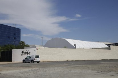 Imagen de la discoteca Biloba con la carpa que cubre buena parte de su superficie. 